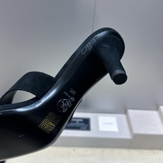 CHANEL 香奈儿 2026春夏走秀新款山茶花沙滩女鞋 小香双C字母logo五金扣中跟方头拼色夹趾人 CHANEL 香奈儿 2026春夏走秀新款山茶花沙滩女鞋 小香双C字母logo五金扣中跟方头拼色夹趾人