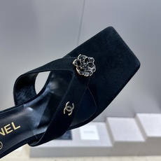 CHANEL 香奈儿 2026春夏走秀新款山茶花沙滩女鞋 小香双C字母logo五金扣中跟方头拼色夹趾人 CHANEL 香奈儿 2026春夏走秀新款山茶花沙滩女鞋 小香双C字母logo五金扣中跟方头拼色夹趾人
