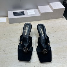 CHANEL 香奈儿 2026春夏走秀新款山茶花沙滩女鞋 小香双C字母logo五金扣中跟方头拼色夹趾人 CHANEL 香奈儿 2026春夏走秀新款山茶花沙滩女鞋 小香双C字母logo五金扣中跟方头拼色夹趾人