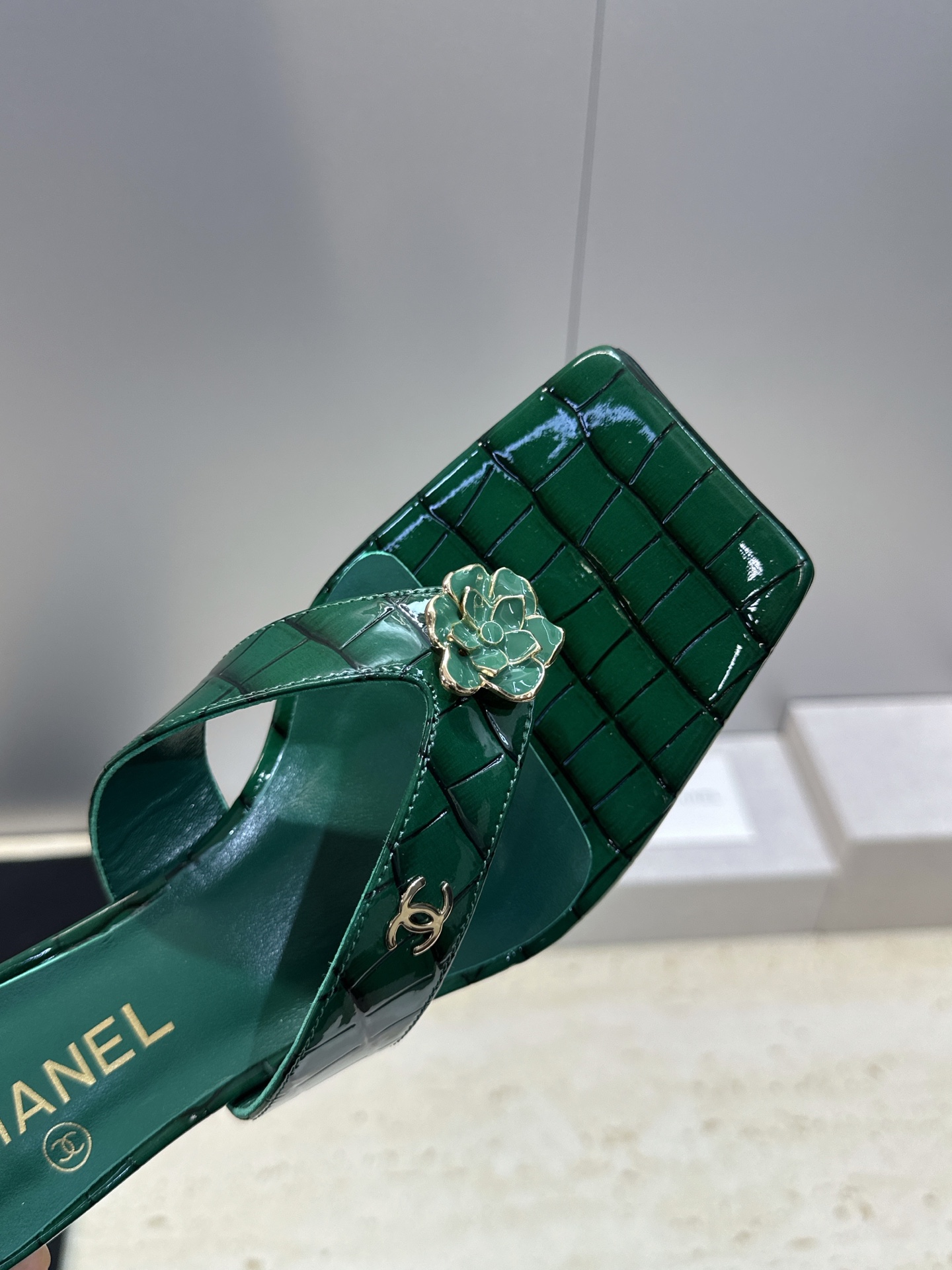 CHANEL 香奈儿 2026春夏走秀新款山茶花沙滩女鞋  小香双C字母logo五金扣中跟方头拼色夹趾人