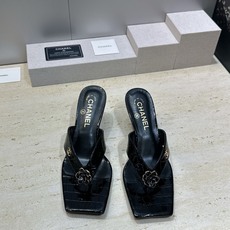 CHANEL 香奈儿 2026春夏走秀新款山茶花沙滩女鞋 小香双C字母logo五金扣中跟方头拼色夹趾人 CHANEL 香奈儿 2026春夏走秀新款山茶花沙滩女鞋 小香双C字母logo五金扣中跟方头拼色夹趾人