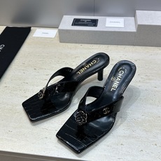 CHANEL 香奈儿 2026春夏走秀新款山茶花沙滩女鞋 小香双C字母logo五金扣中跟方头拼色夹趾人 CHANEL 香奈儿 2026春夏走秀新款山茶花沙滩女鞋 小香双C字母logo五金扣中跟方头拼色夹趾人