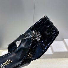 CHANEL 香奈儿 2026春夏走秀新款山茶花沙滩女鞋 小香双C字母logo五金扣中跟方头拼色夹趾人 CHANEL 香奈儿 2026春夏走秀新款山茶花沙滩女鞋 小香双C字母logo五金扣中跟方头拼色夹趾人
