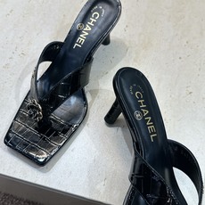 CHANEL 香奈儿 2026春夏走秀新款山茶花沙滩女鞋 小香双C字母logo五金扣中跟方头拼色夹趾人 CHANEL 香奈儿 2026春夏走秀新款山茶花沙滩女鞋 小香双C字母logo五金扣中跟方头拼色夹趾人