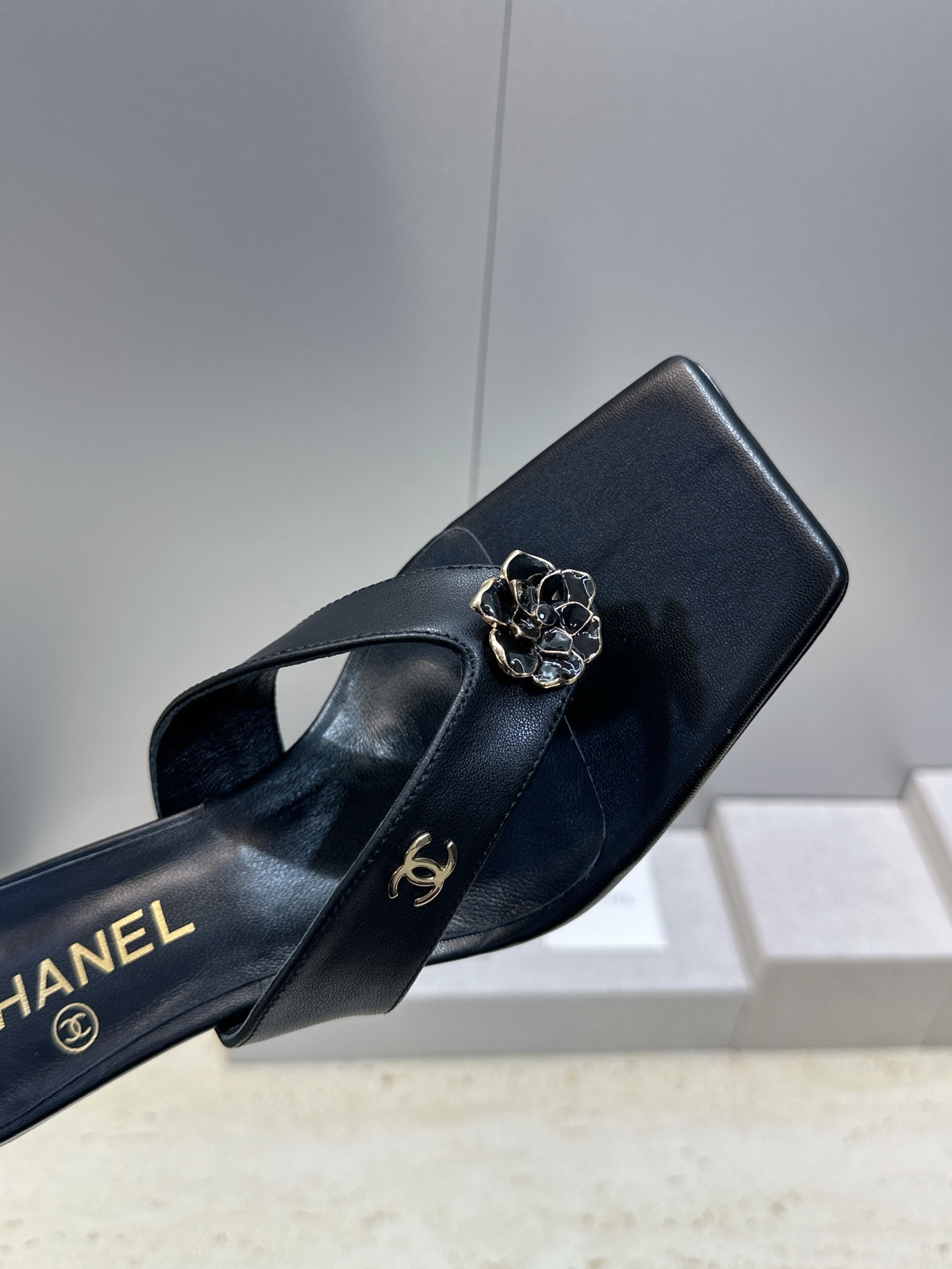 CHANEL 香奈儿 2026春夏走秀新款山茶花沙滩女鞋  小香双C字母logo五金扣中跟方头拼色夹趾人