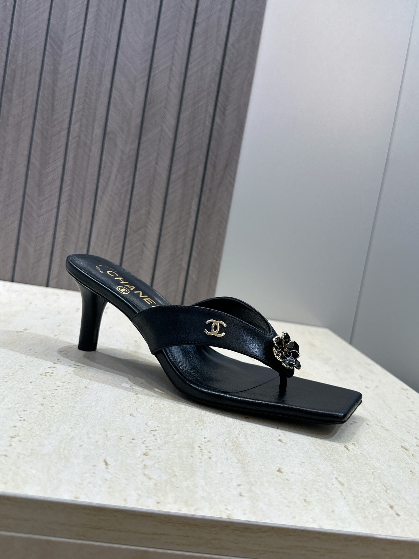 CHANEL 香奈儿 2026春夏走秀新款山茶花沙滩女鞋  小香双C字母logo五金扣中跟方头拼色夹趾人