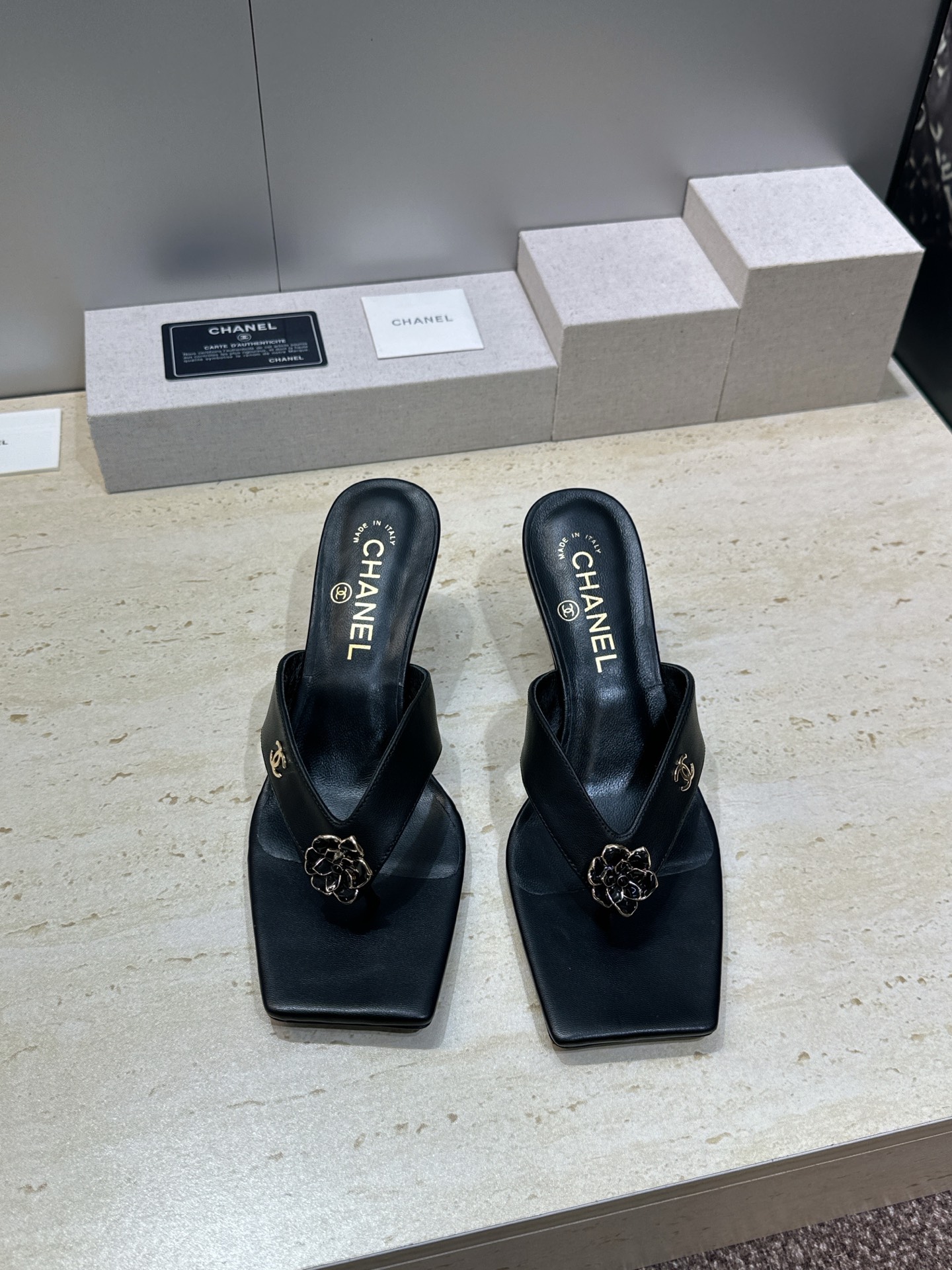 CHANEL 香奈儿 2026春夏走秀新款山茶花沙滩女鞋  小香双C字母logo五金扣中跟方头拼色夹趾人
