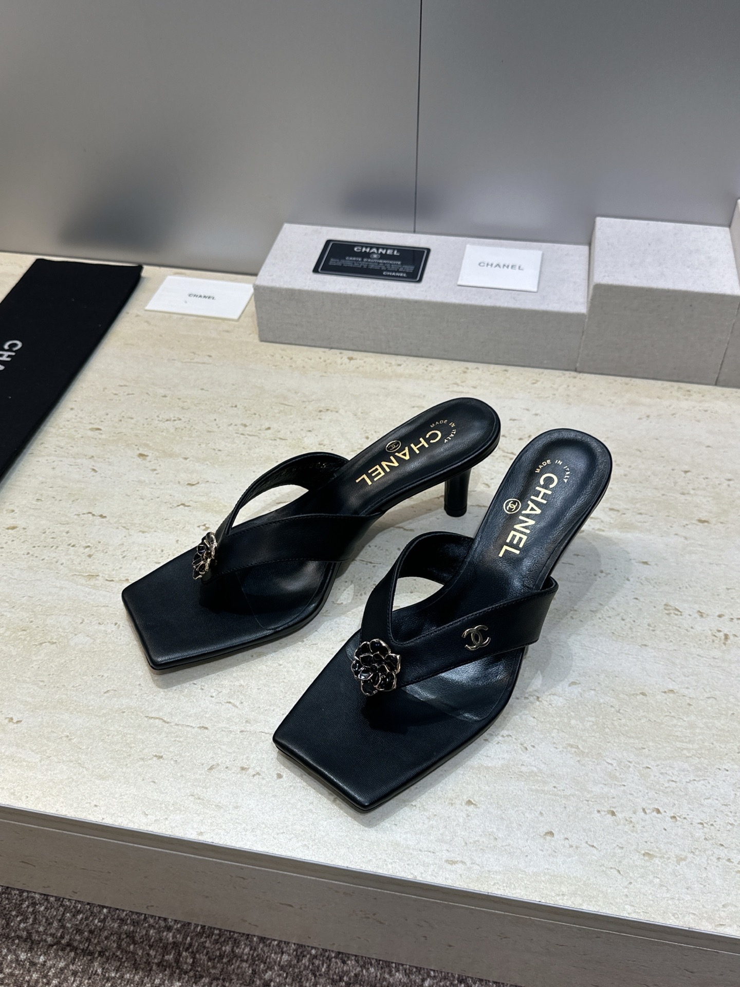 CHANEL 香奈儿 2026春夏走秀新款山茶花沙滩女鞋  小香双C字母logo五金扣中跟方头拼色夹趾人