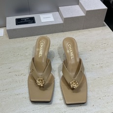 CHANEL 香奈儿 2026春夏走秀新款山茶花沙滩女鞋 小香双C字母logo五金扣中跟方头拼色夹趾人 CHANEL 香奈儿 2026春夏走秀新款山茶花沙滩女鞋 小香双C字母logo五金扣中跟方头拼色夹趾人