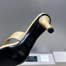 CHANEL 香奈儿 2026春夏走秀新款山茶花沙滩女鞋 小香双C字母logo五金扣中跟方头拼色夹趾人 CHANEL 香奈儿 2026春夏走秀新款山茶花沙滩女鞋 小香双C字母logo五金扣中跟方头拼色夹趾人