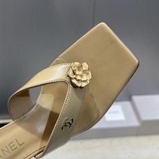 CHANEL 香奈儿 2026春夏走秀新款山茶花沙滩女鞋 小香双C字母logo五金扣中跟方头拼色夹趾人 CHANEL 香奈儿 2026春夏走秀新款山茶花沙滩女鞋 小香双C字母logo五金扣中跟方头拼色夹趾人