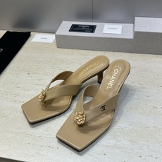 CHANEL 香奈儿 2026春夏走秀新款山茶花沙滩女鞋 小香双C字母logo五金扣中跟方头拼色夹趾人 CHANEL 香奈儿 2026春夏走秀新款山茶花沙滩女鞋 小香双C字母logo五金扣中跟方头拼色夹趾人