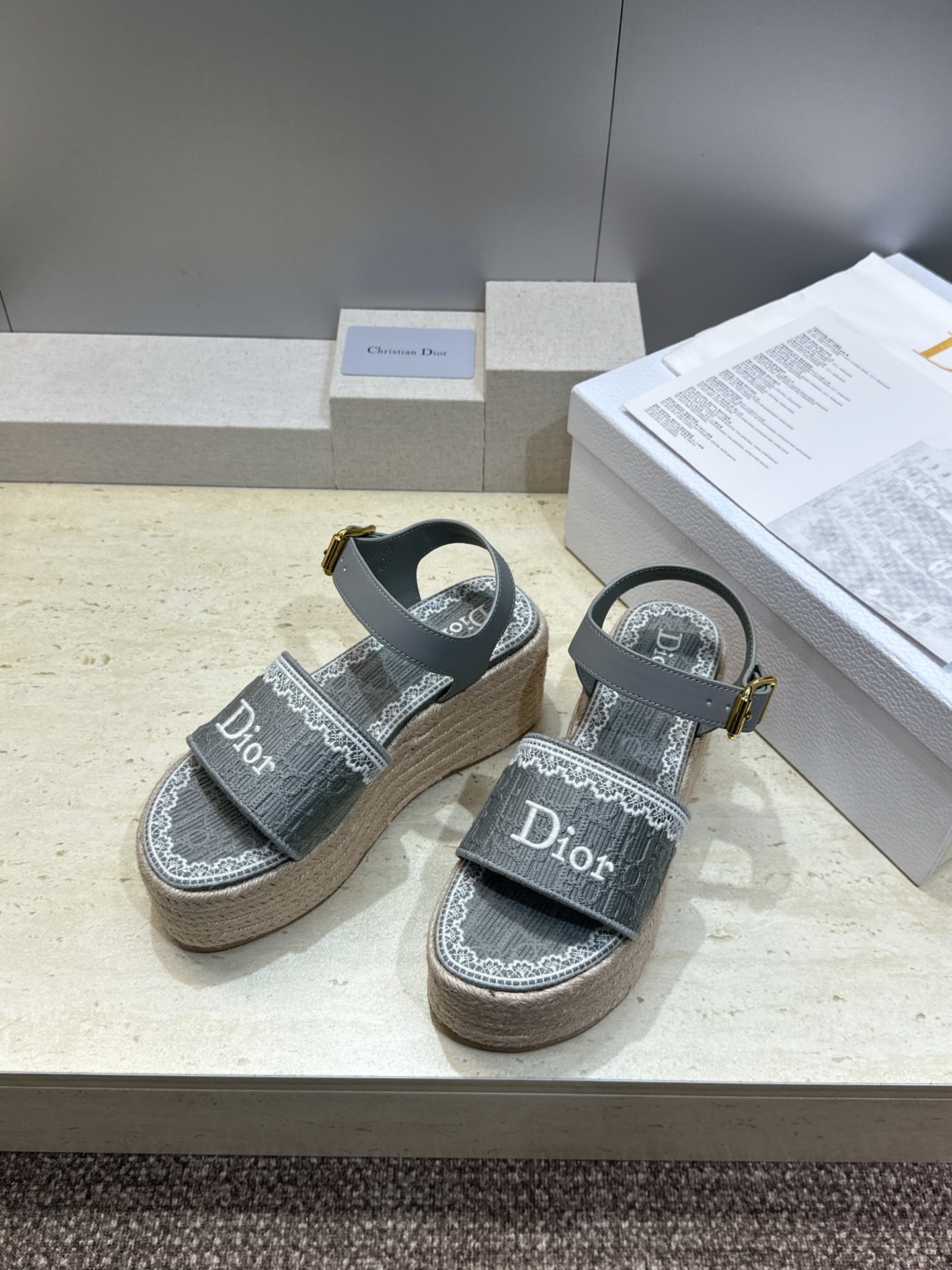 迪奥 Dior 2026春夏新款 Dentelle  厚底脚环绑带拼色女鞋  CD字母logo立体刺绣草