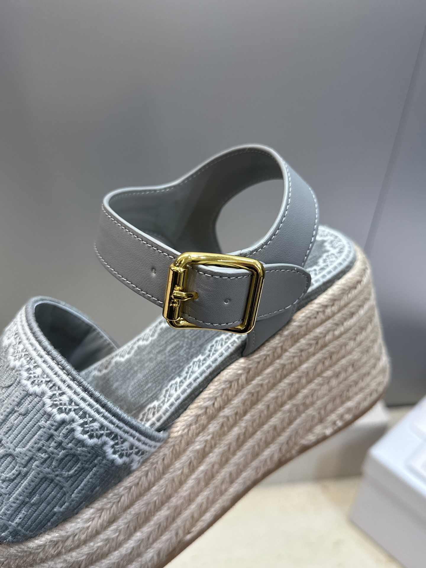 迪奥 Dior 2026春夏新款 Dentelle  厚底脚环绑带拼色女鞋  CD字母logo立体刺绣草