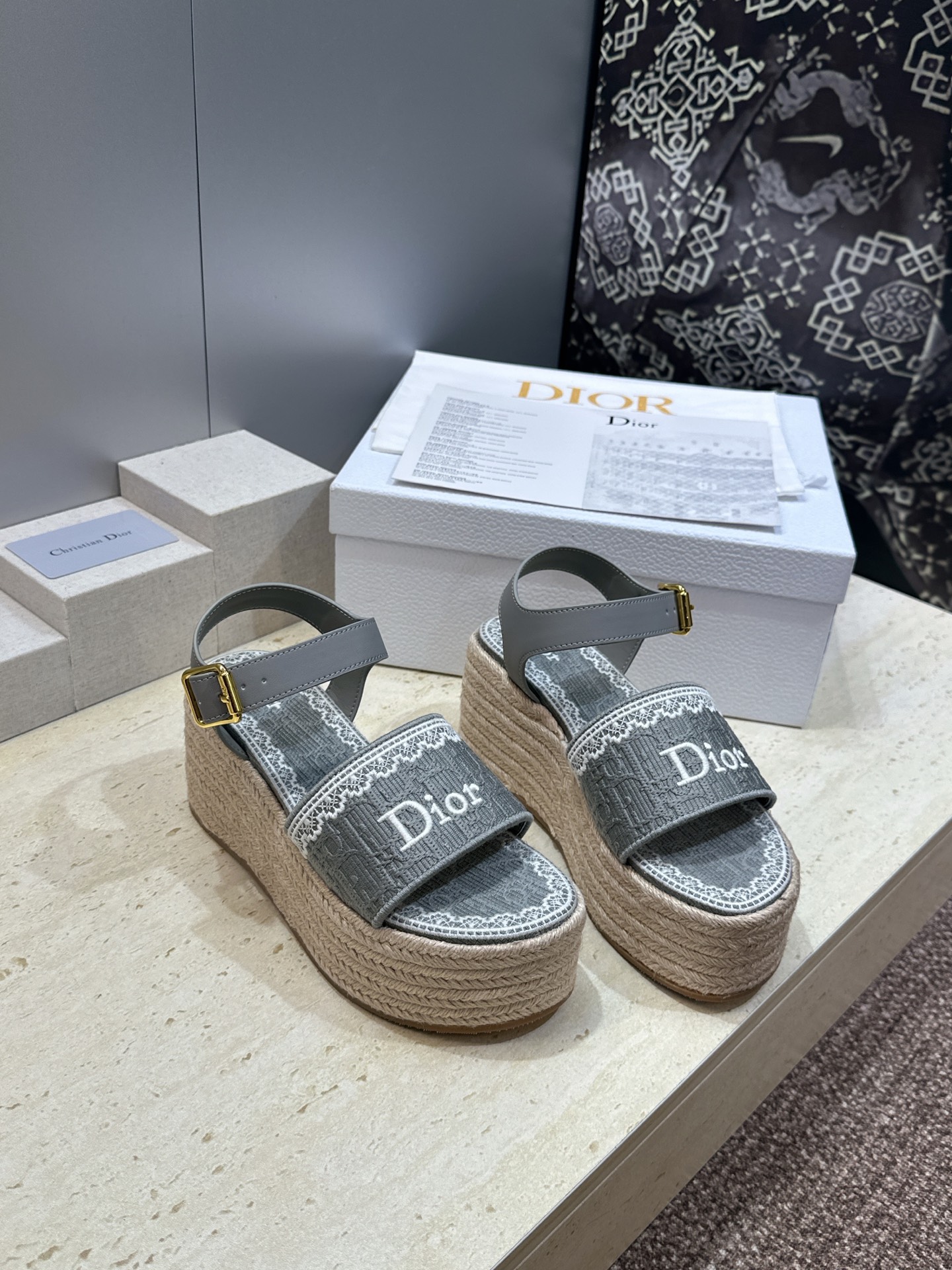 迪奥 Dior 2026春夏新款 Dentelle  厚底脚环绑带拼色女鞋  CD字母logo立体刺绣草