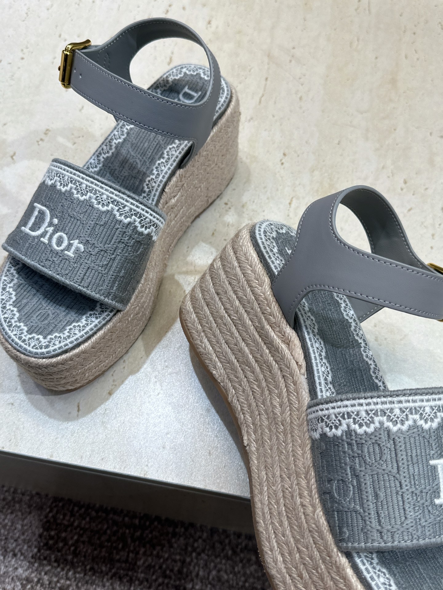 迪奥 Dior 2026春夏新款 Dentelle  厚底脚环绑带拼色女鞋  CD字母logo立体刺绣草