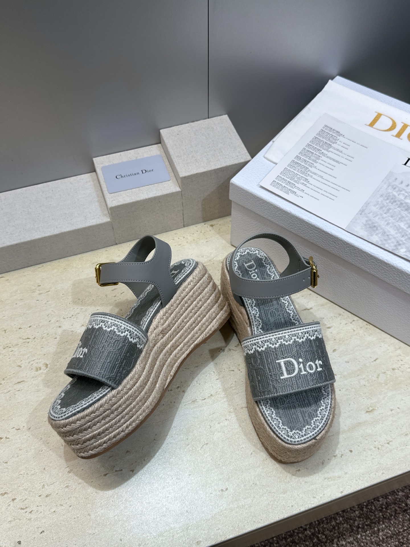 迪奥 Dior 2026春夏新款 Dentelle  厚底脚环绑带拼色女鞋  CD字母logo立体刺绣草