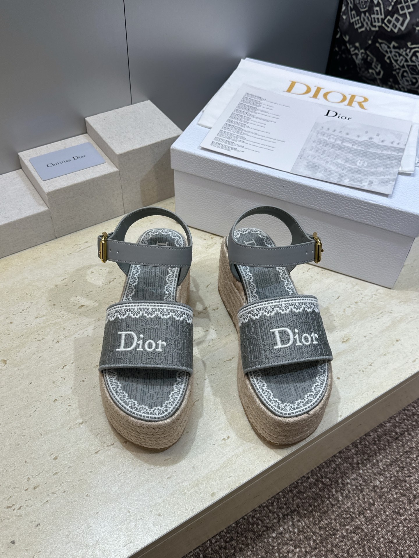 迪奥 Dior 2026春夏新款 Dentelle  厚底脚环绑带拼色女鞋  CD字母logo立体刺绣草