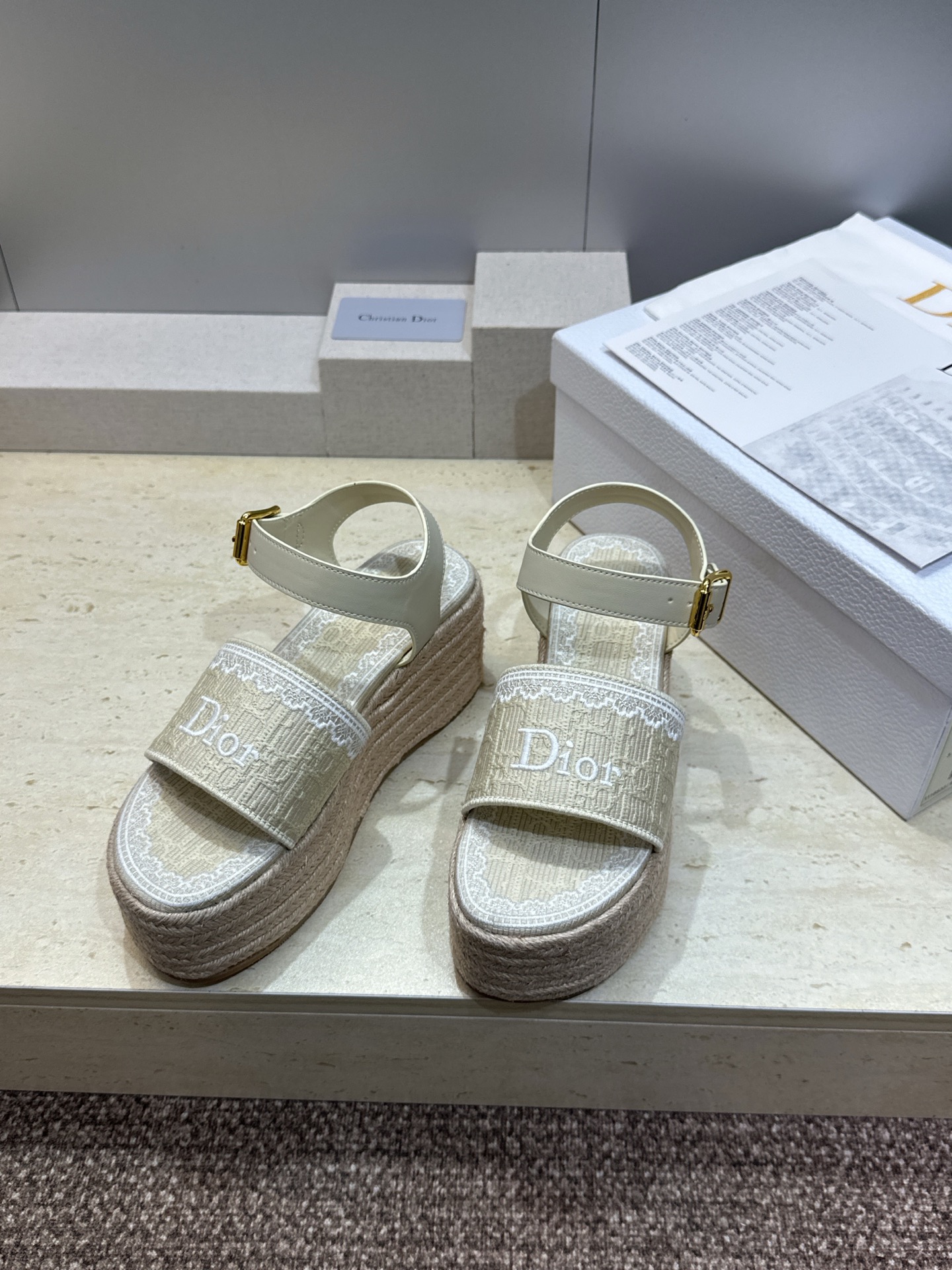 迪奥 Dior 2026春夏新款 Dentelle  厚底脚环绑带拼色女鞋  CD字母logo立体刺绣草