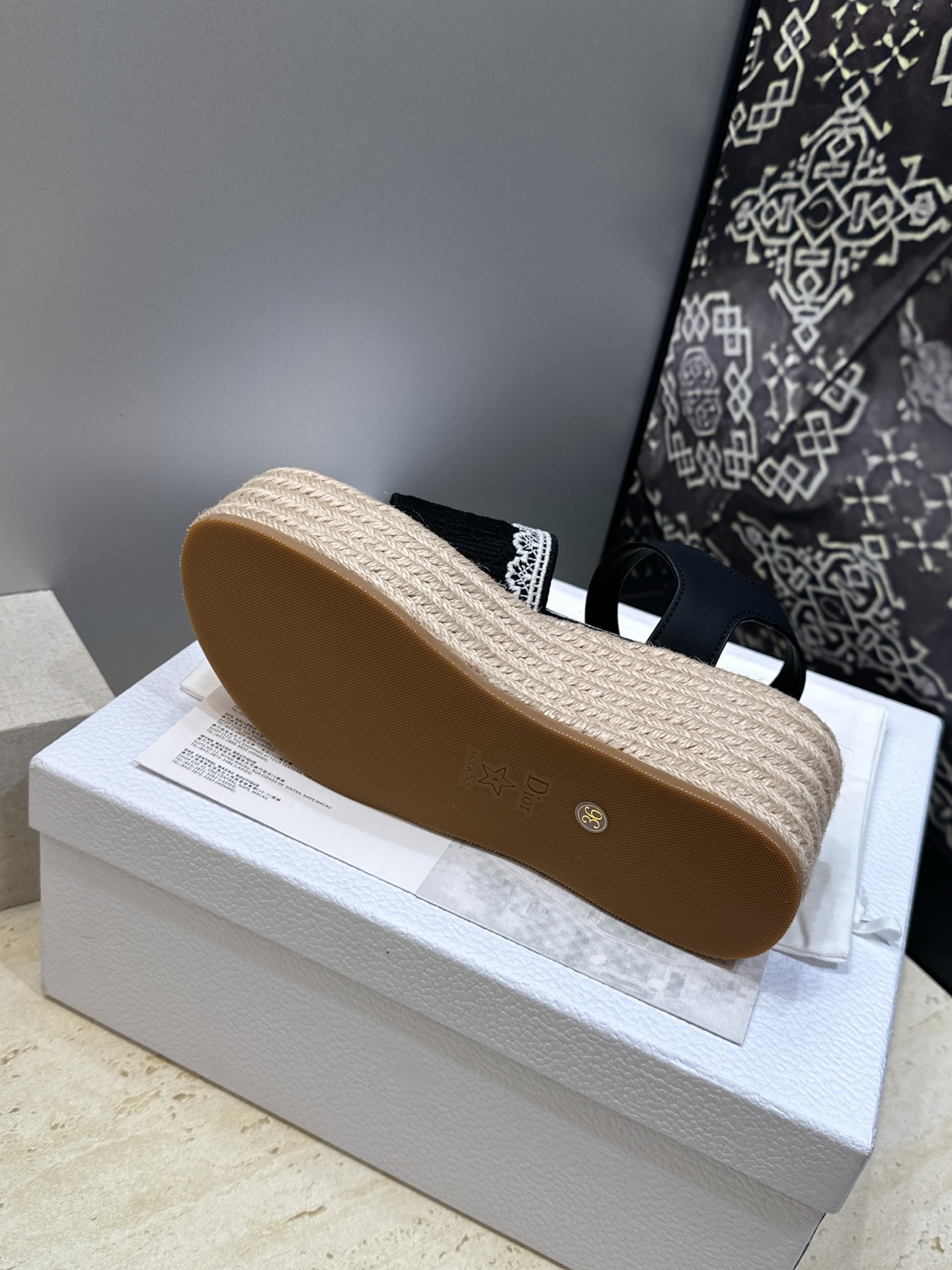 迪奥 Dior 2026春夏新款 Dentelle  厚底脚环绑带拼色女鞋  CD字母logo立体刺绣草