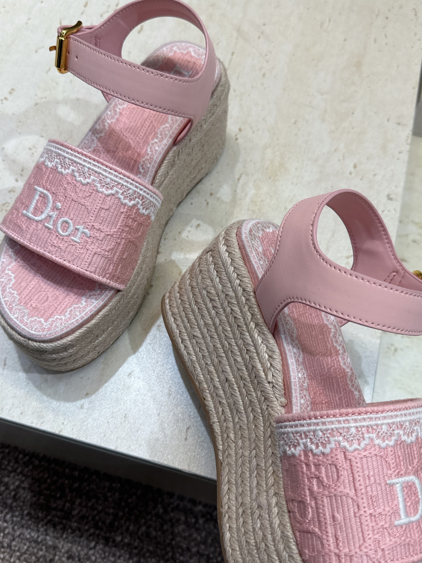 迪奥 Dior 2026春夏新款 Dentelle  厚底脚环绑带拼色女鞋  CD字母logo立体刺绣草