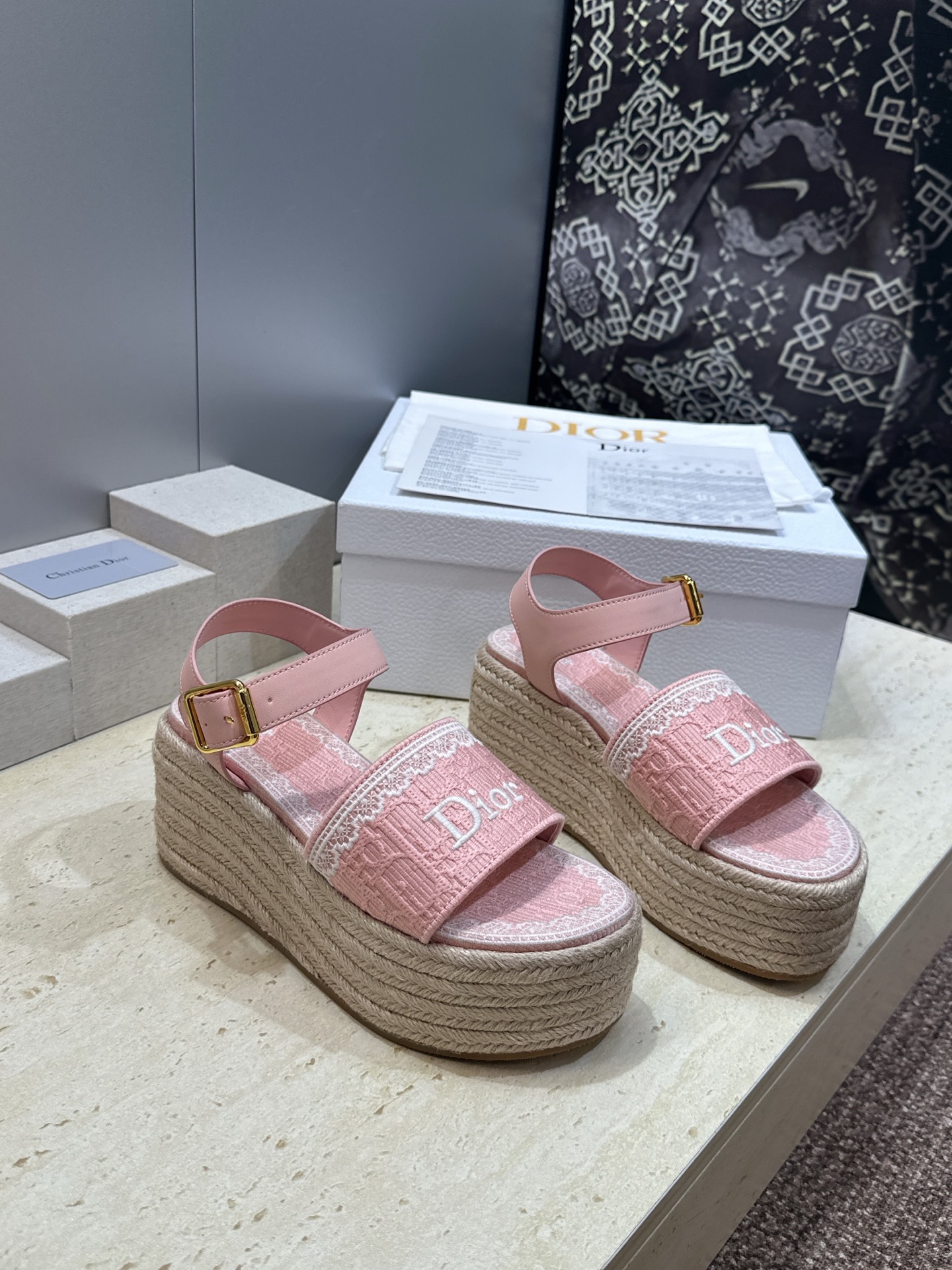迪奥 Dior 2026春夏新款 Dentelle  厚底脚环绑带拼色女鞋  CD字母logo立体刺绣草