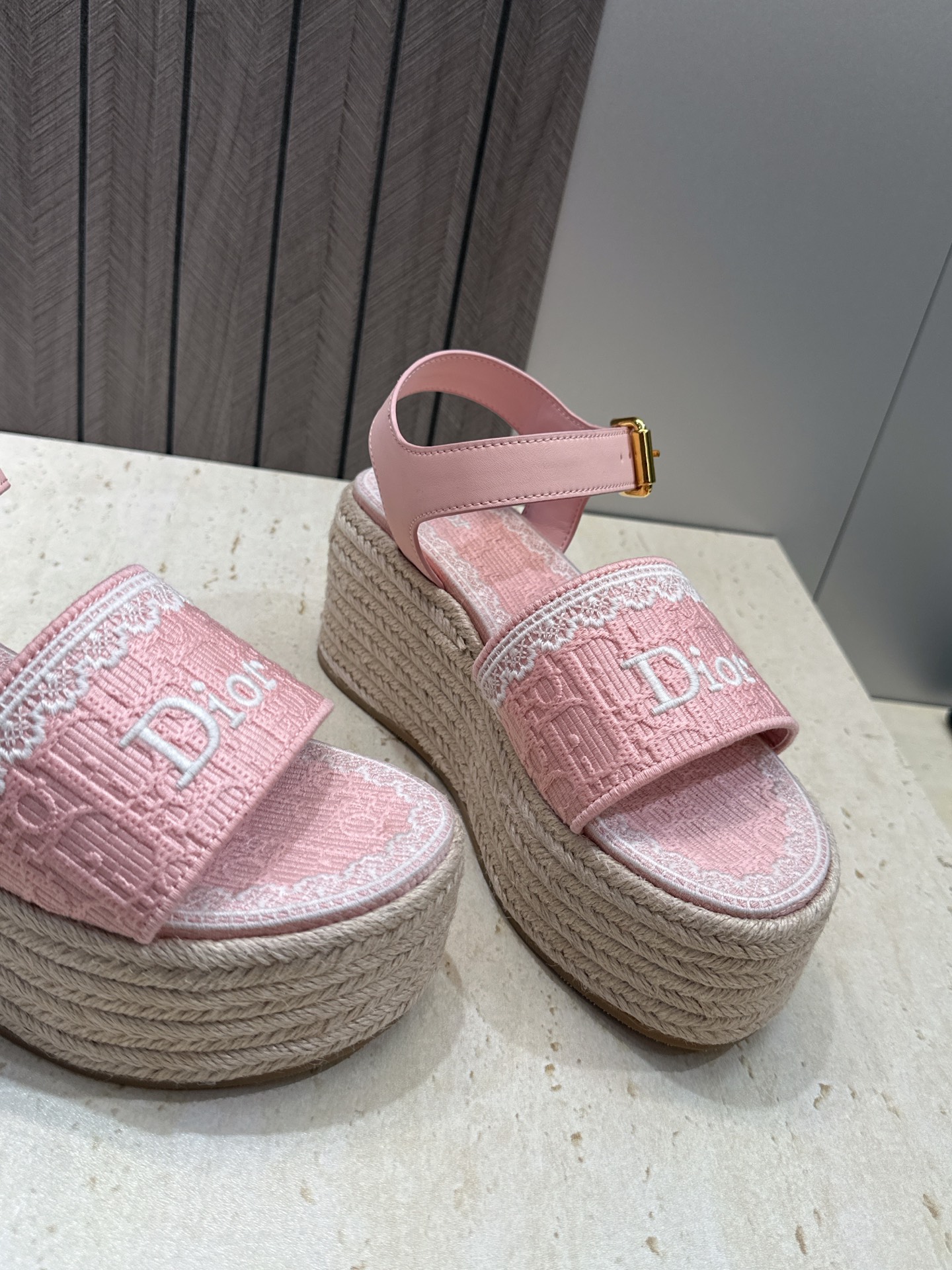 迪奥 Dior 2026春夏新款 Dentelle  厚底脚环绑带拼色女鞋  CD字母logo立体刺绣草