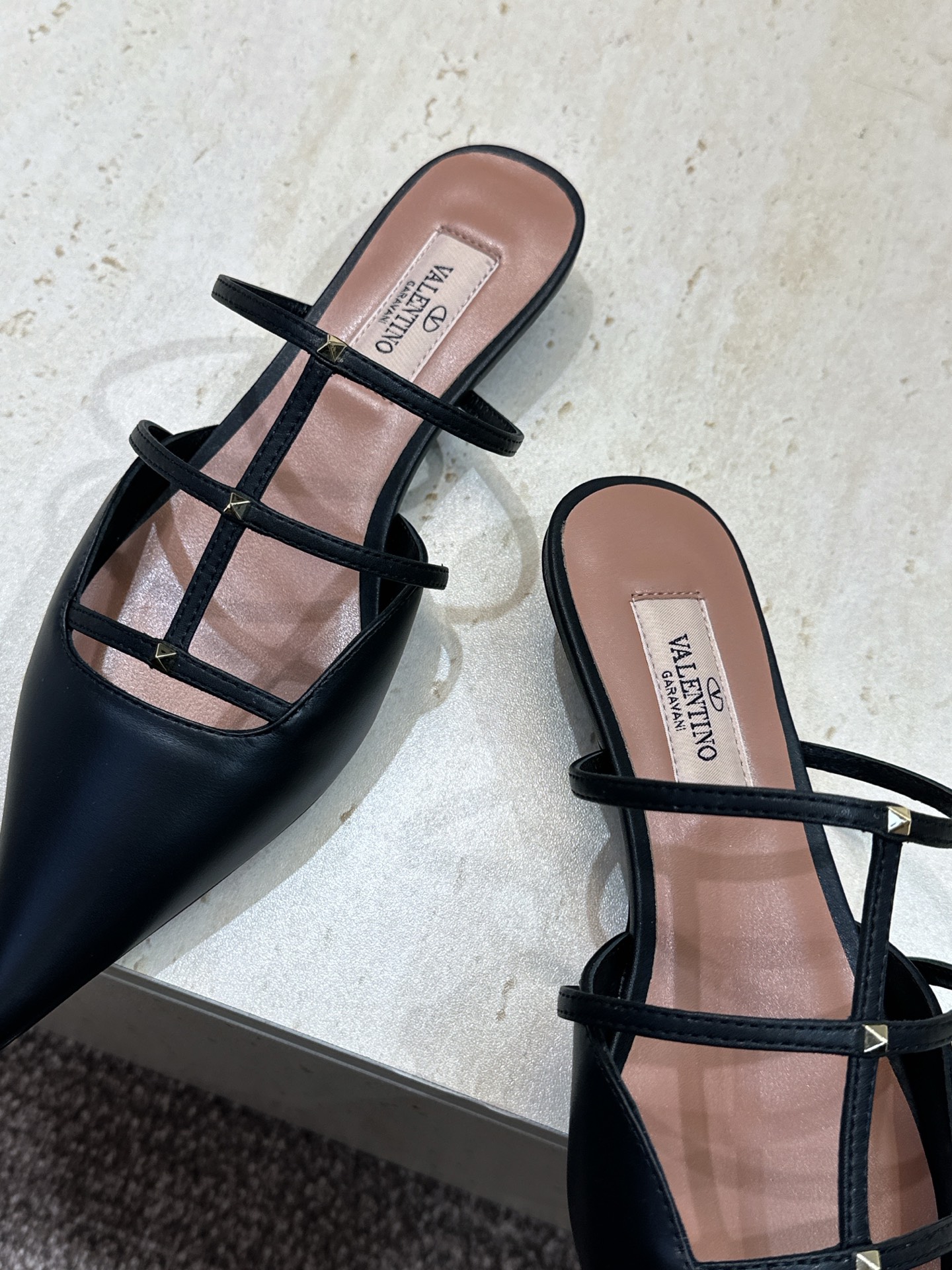 (配全套飞机盒)顶级版 Valentino 2026 春夏新款时尚朋克风格铆钉镂空女鞋 华伦天奴字母lo