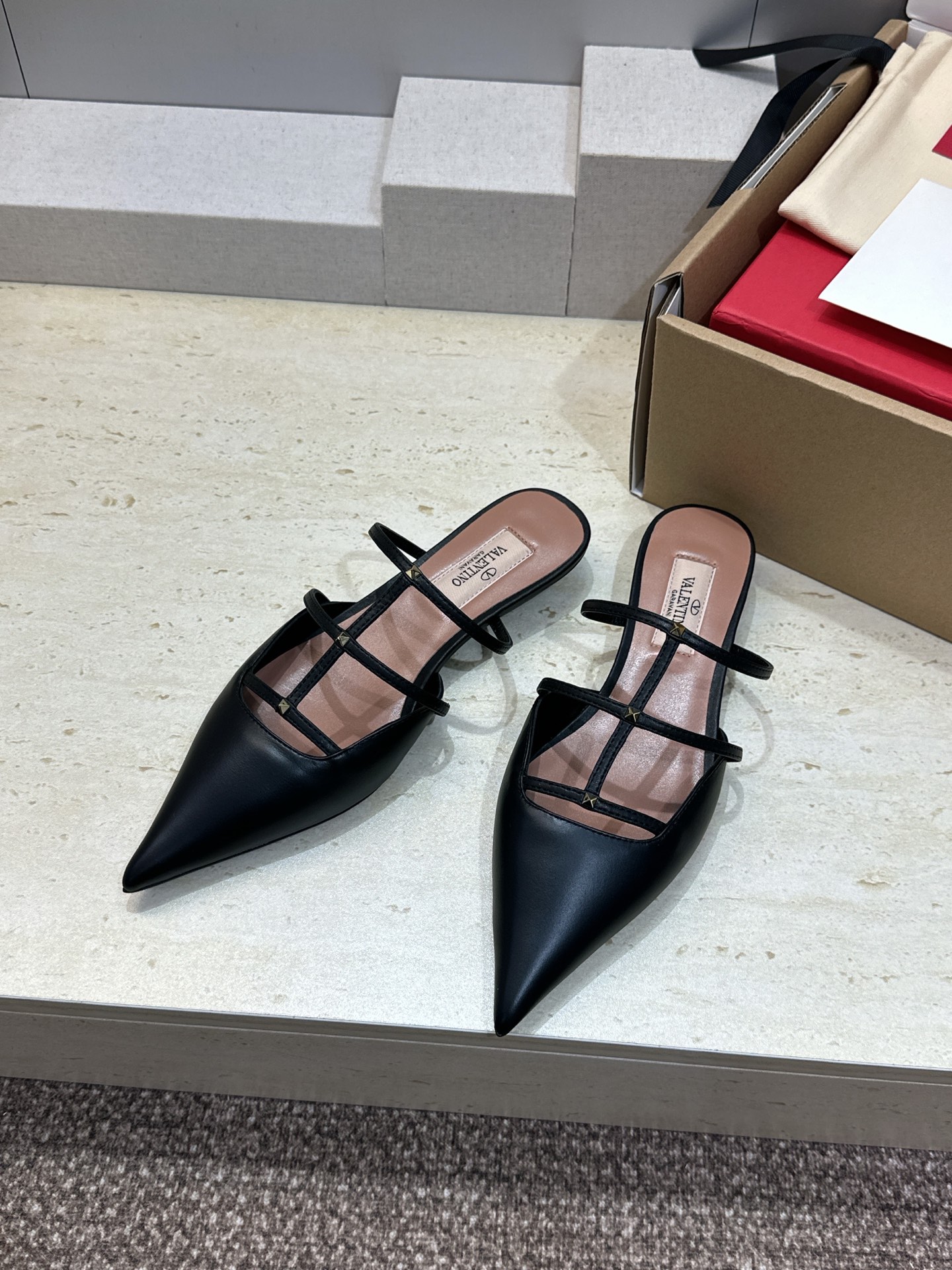 (配全套飞机盒)顶级版 Valentino 2026 春夏新款时尚朋克风格铆钉镂空女鞋 华伦天奴字母lo