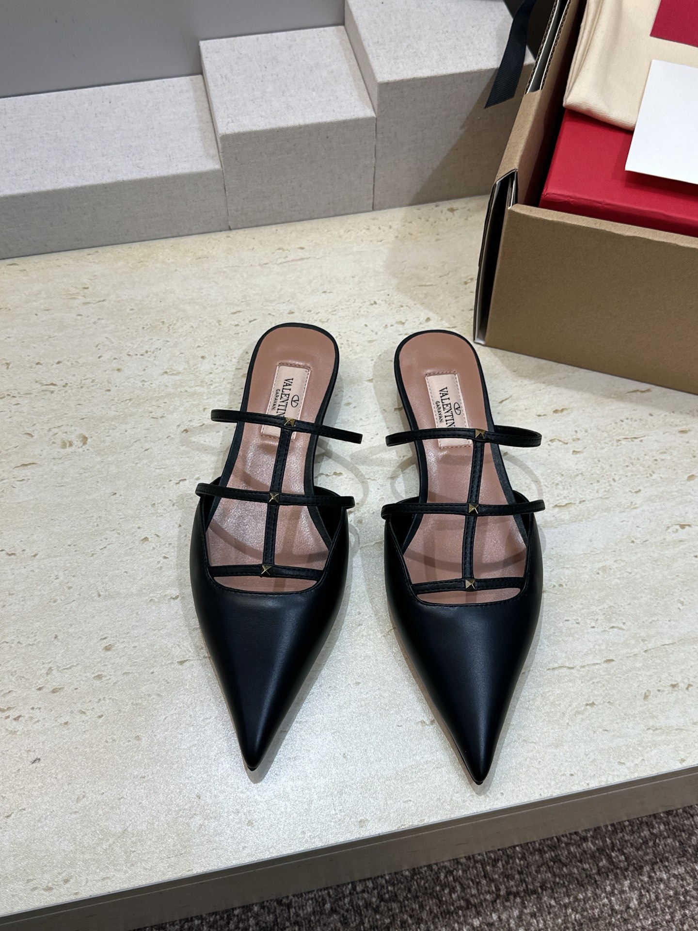 (配全套飞机盒)顶级版 Valentino 2026 春夏新款时尚朋克风格铆钉镂空女鞋 华伦天奴字母lo