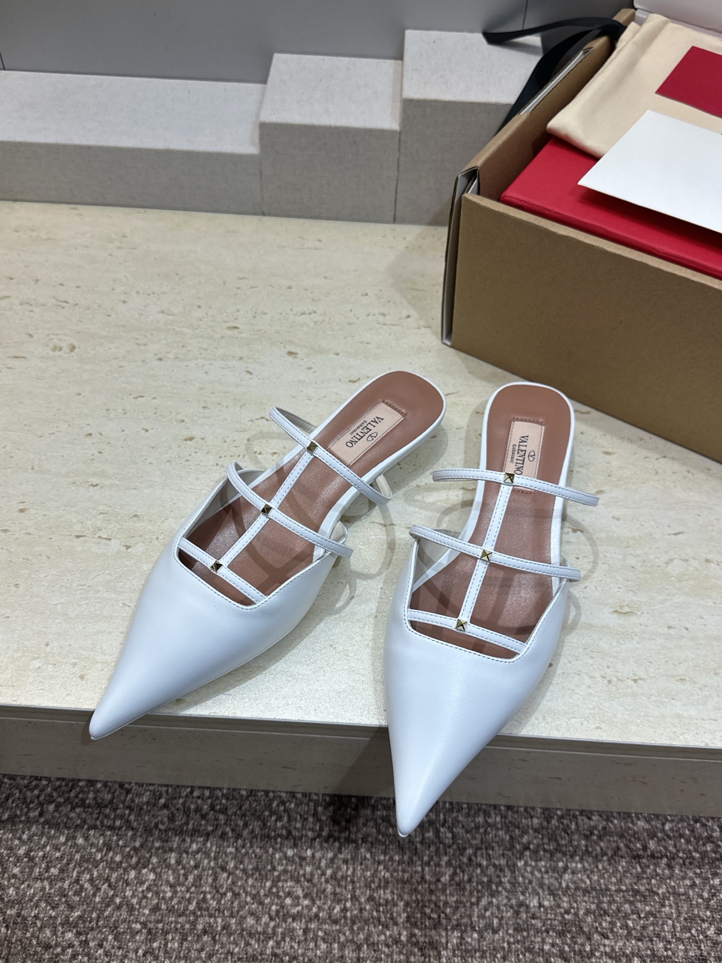 (配全套飞机盒)顶级版 Valentino 2026 春夏新款时尚朋克风格铆钉镂空女鞋 华伦天奴字母lo