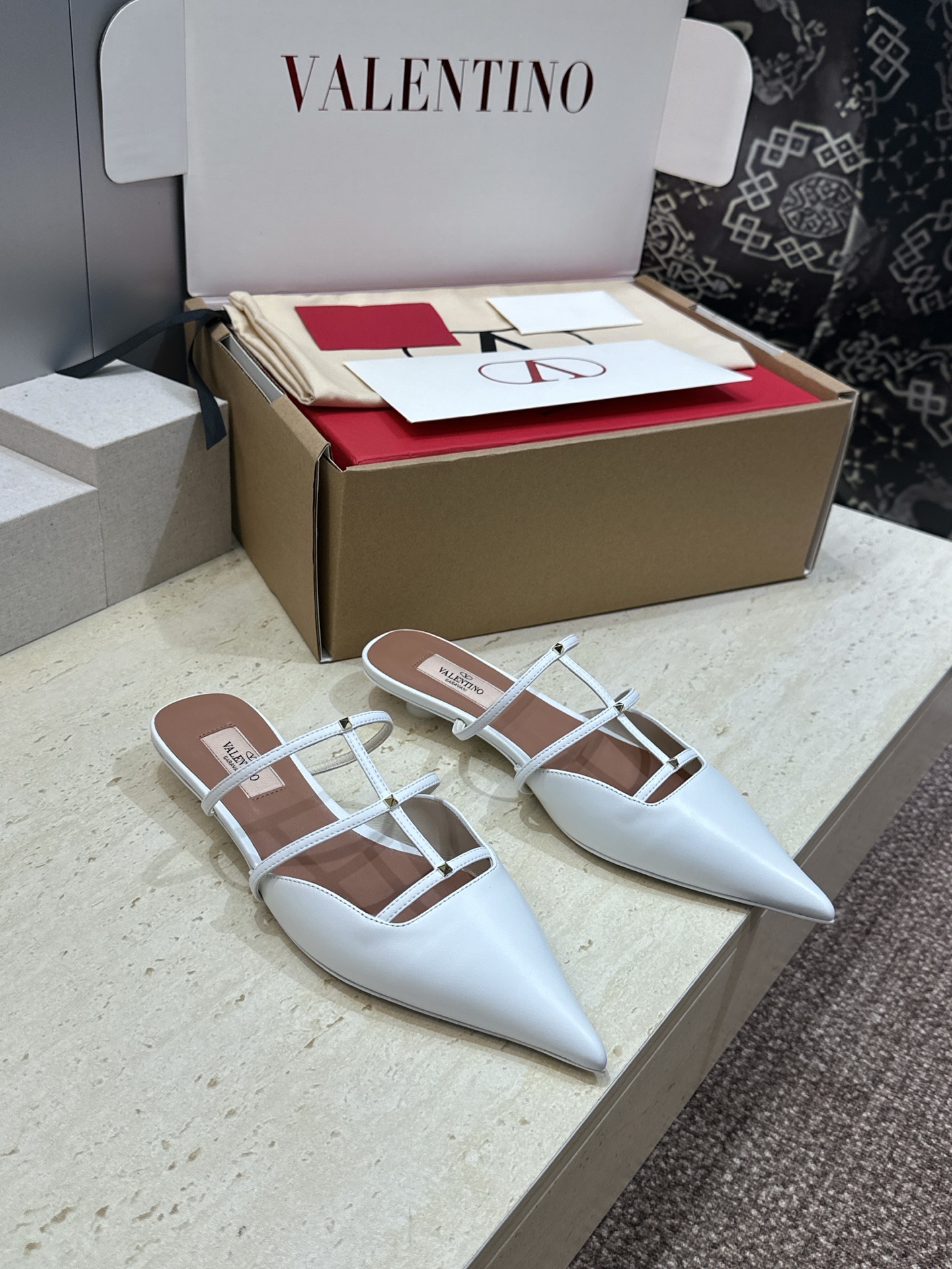 (配全套飞机盒)顶级版 Valentino 2026 春夏新款时尚朋克风格铆钉镂空女鞋 华伦天奴字母lo