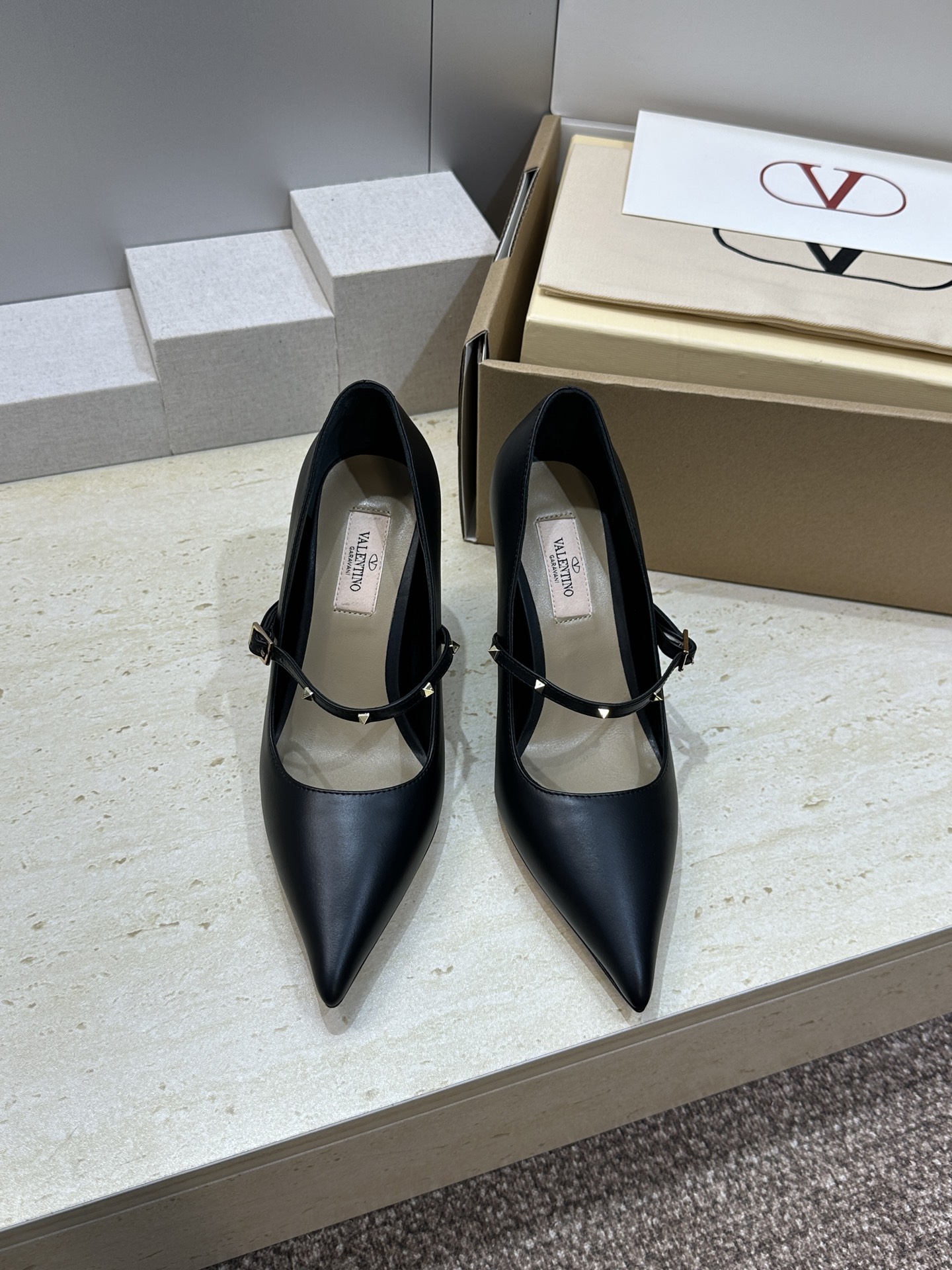 (配全套飞机盒)顶级版 Valentino 2026 春夏新款时尚朋克风格铆钉女鞋 华伦天奴字母logo