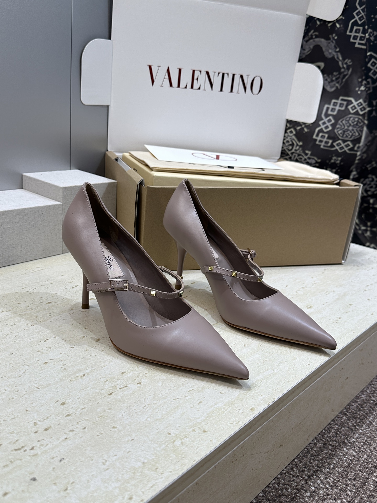 (配全套飞机盒)顶级版 Valentino 2026 春夏新款时尚朋克风格铆钉女鞋 华伦天奴字母logo
