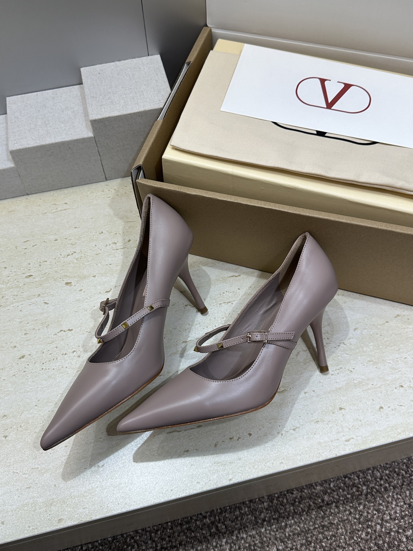 (配全套飞机盒)顶级版 Valentino 2026 春夏新款时尚朋克风格铆钉女鞋 华伦天奴字母logo