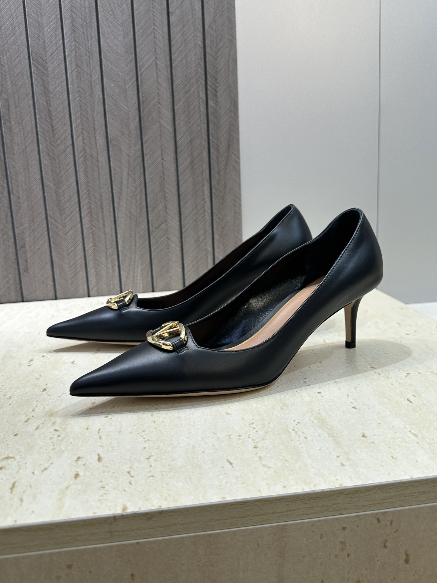 (配全套飞机盒)顶级版 Valentino 2026 春夏新款时尚朋克风格女鞋 华伦天奴字母logo五金