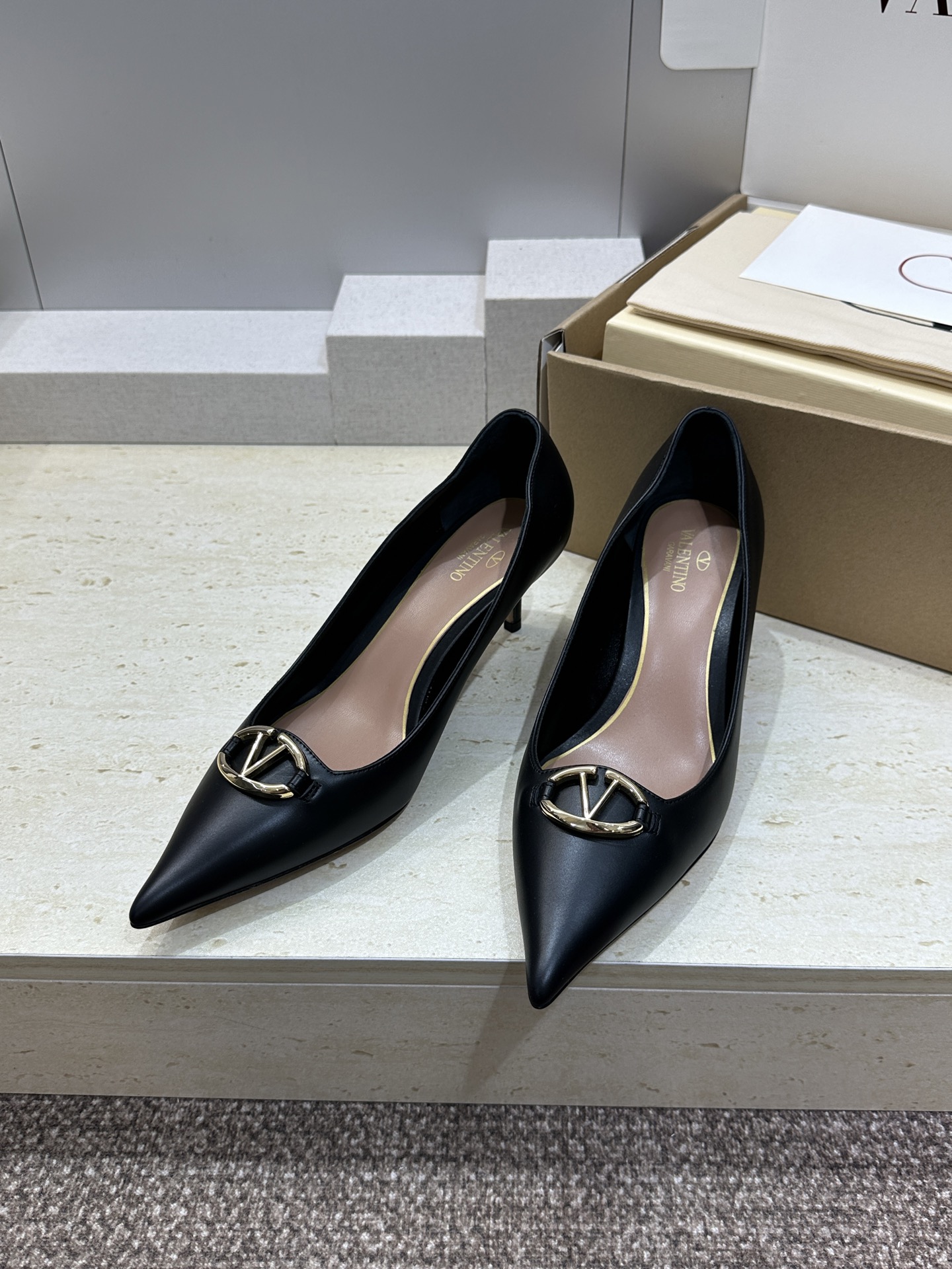 (配全套飞机盒)顶级版 Valentino 2026 春夏新款时尚朋克风格女鞋 华伦天奴字母logo五金