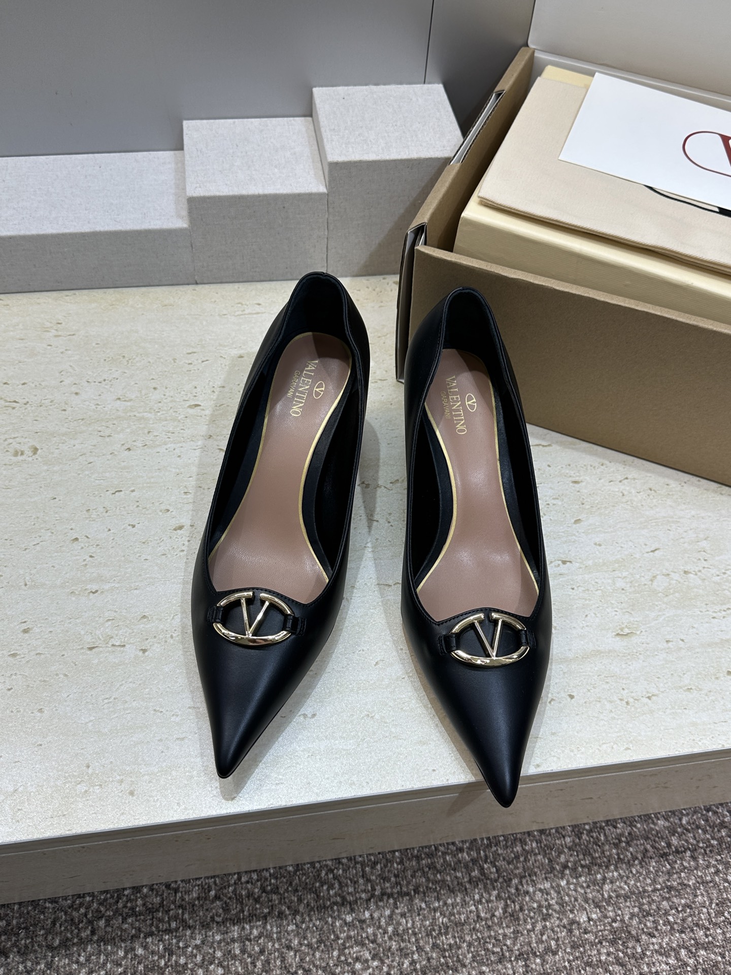 (配全套飞机盒)顶级版 Valentino 2026 春夏新款时尚朋克风格女鞋 华伦天奴字母logo五金