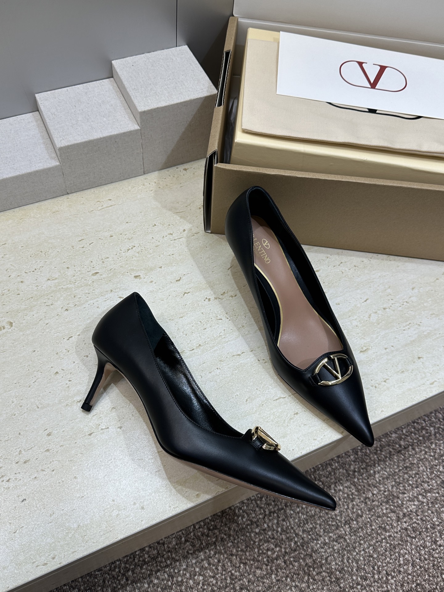 (配全套飞机盒)顶级版 Valentino 2026 春夏新款时尚朋克风格女鞋 华伦天奴字母logo五金