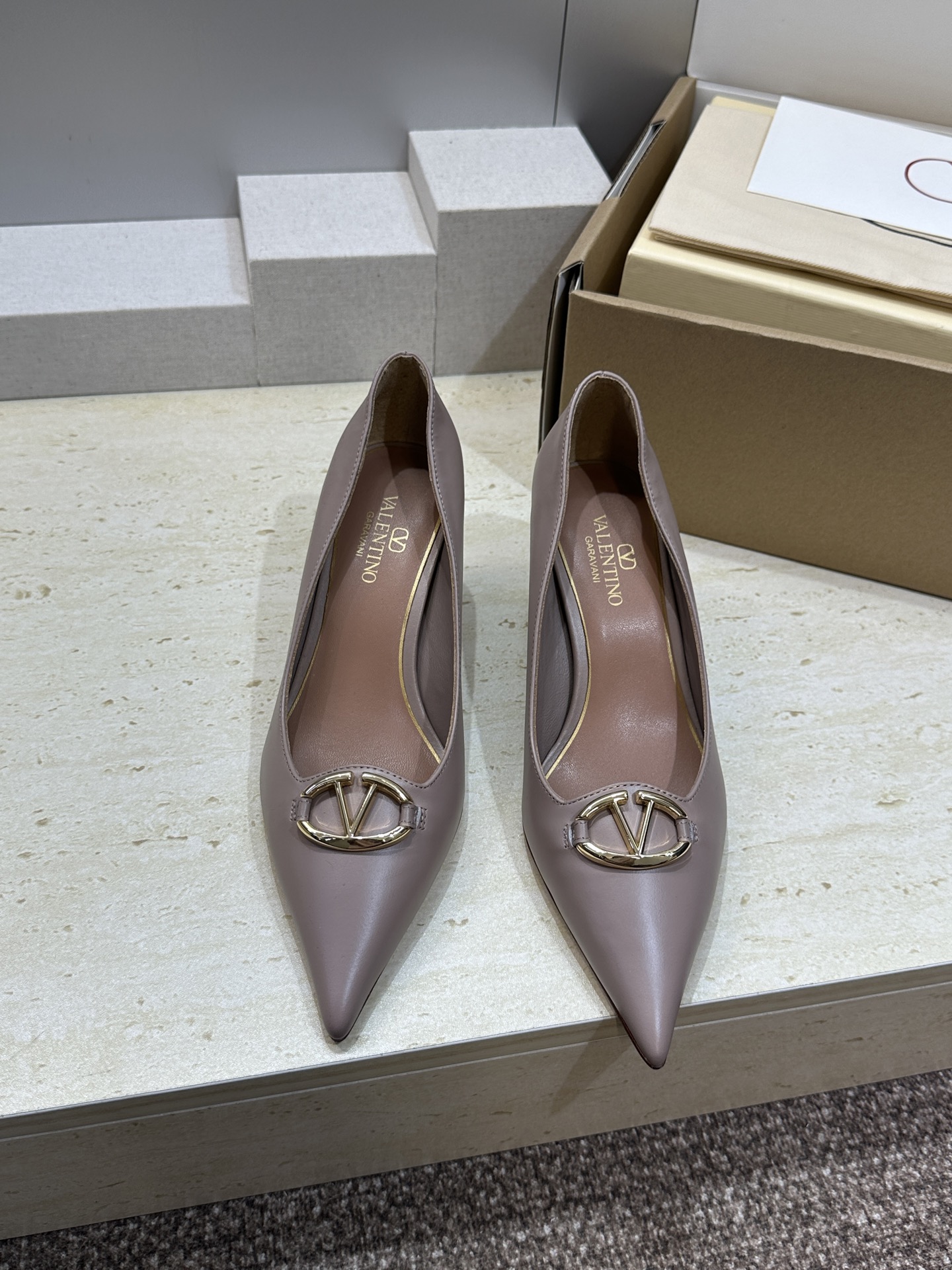 (配全套飞机盒)顶级版 Valentino 2026 春夏新款时尚朋克风格女鞋 华伦天奴字母logo五金