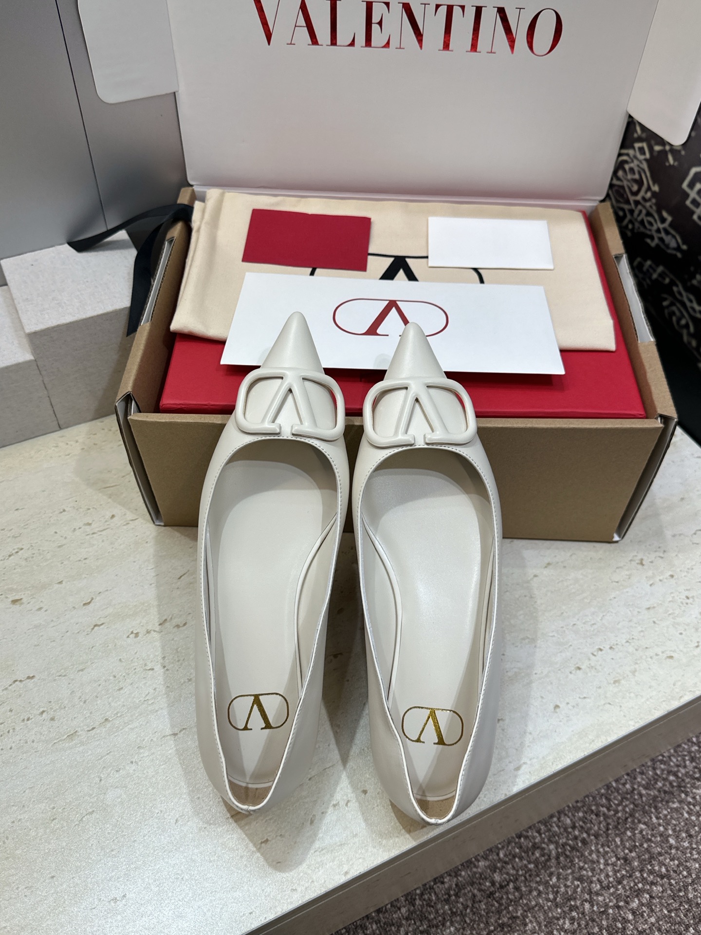 (配全套飞机盒)顶级版 Valentino 春夏经典款时尚气质女鞋 华伦天奴字母logo五金扣平底尖头单