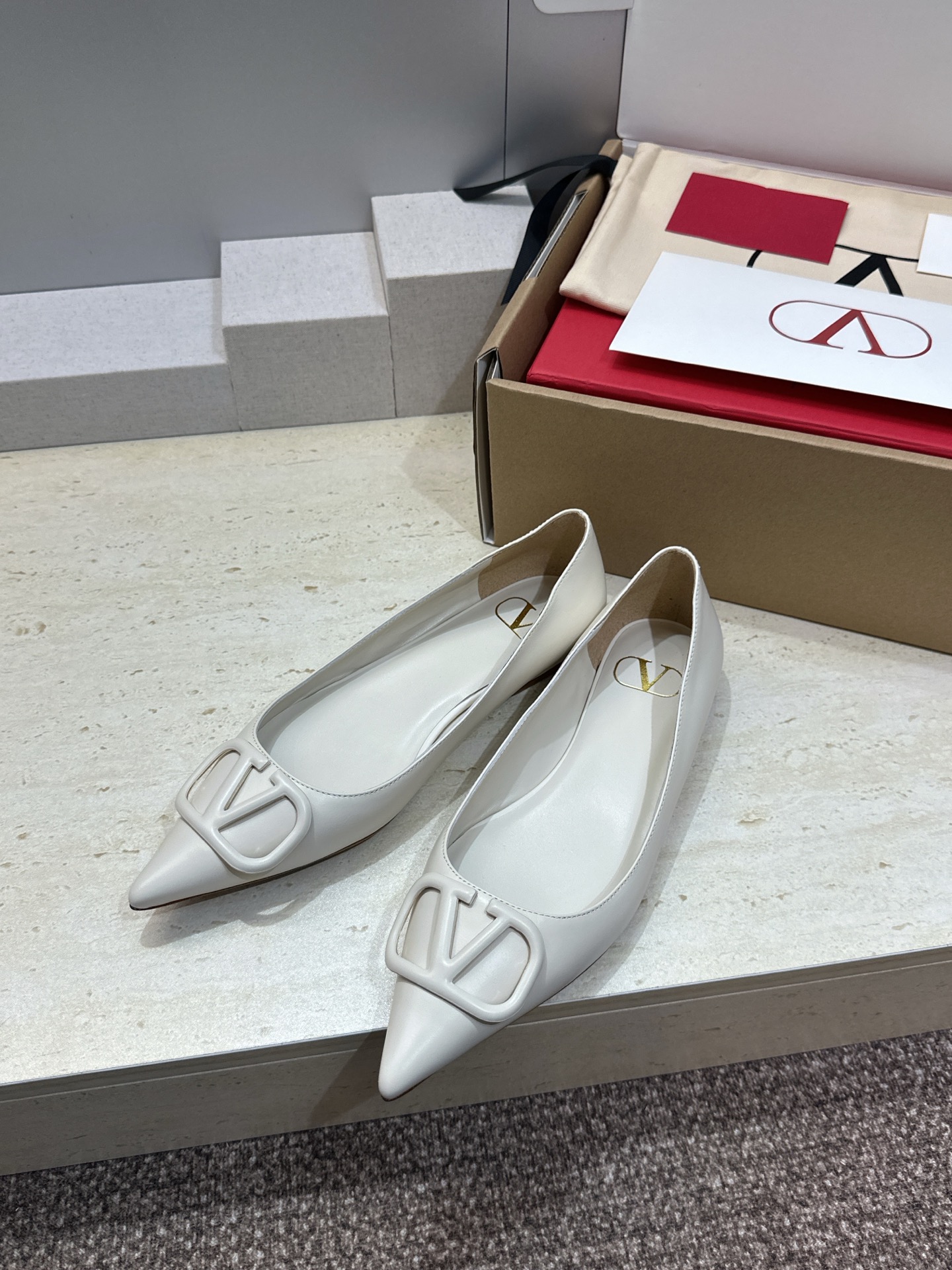 (配全套飞机盒)顶级版 Valentino 春夏经典款时尚气质女鞋 华伦天奴字母logo五金扣平底尖头单