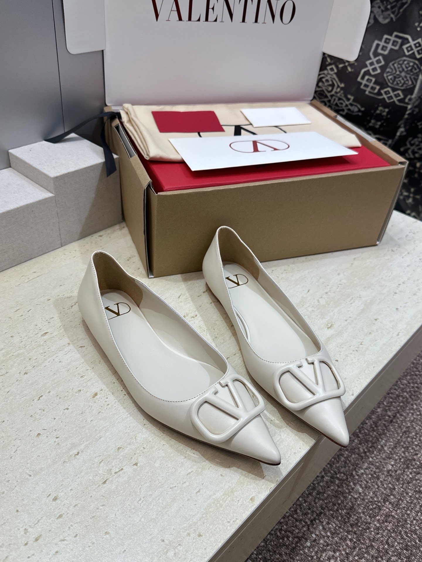 (配全套飞机盒)顶级版 Valentino 春夏经典款时尚气质女鞋 华伦天奴字母logo五金扣平底尖头单