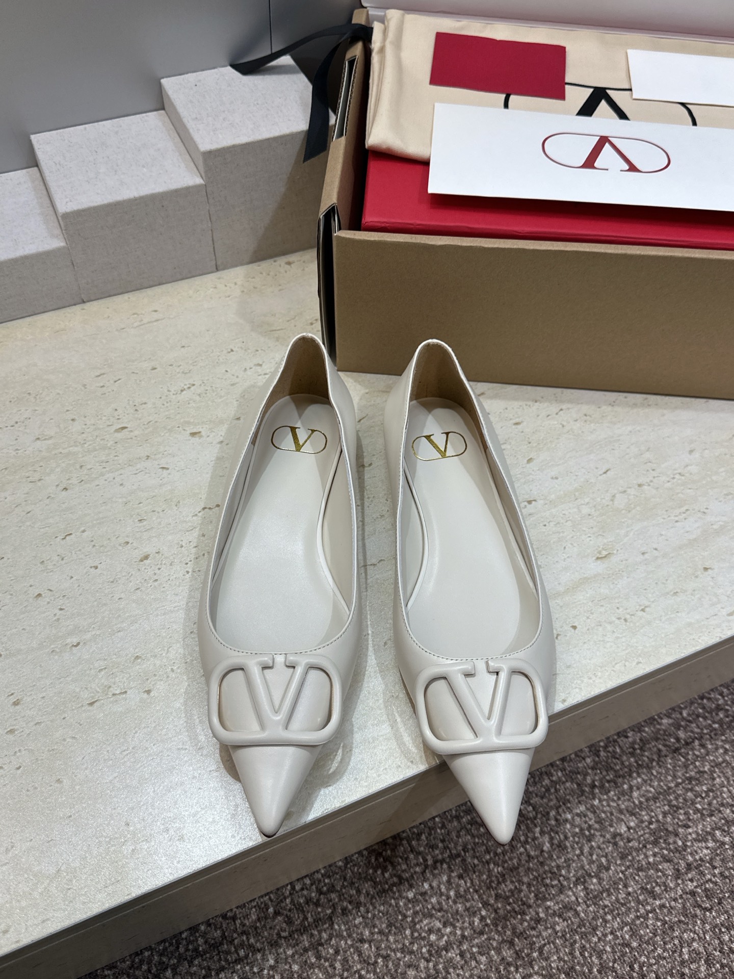 (配全套飞机盒)顶级版 Valentino 春夏经典款时尚气质女鞋 华伦天奴字母logo五金扣平底尖头单