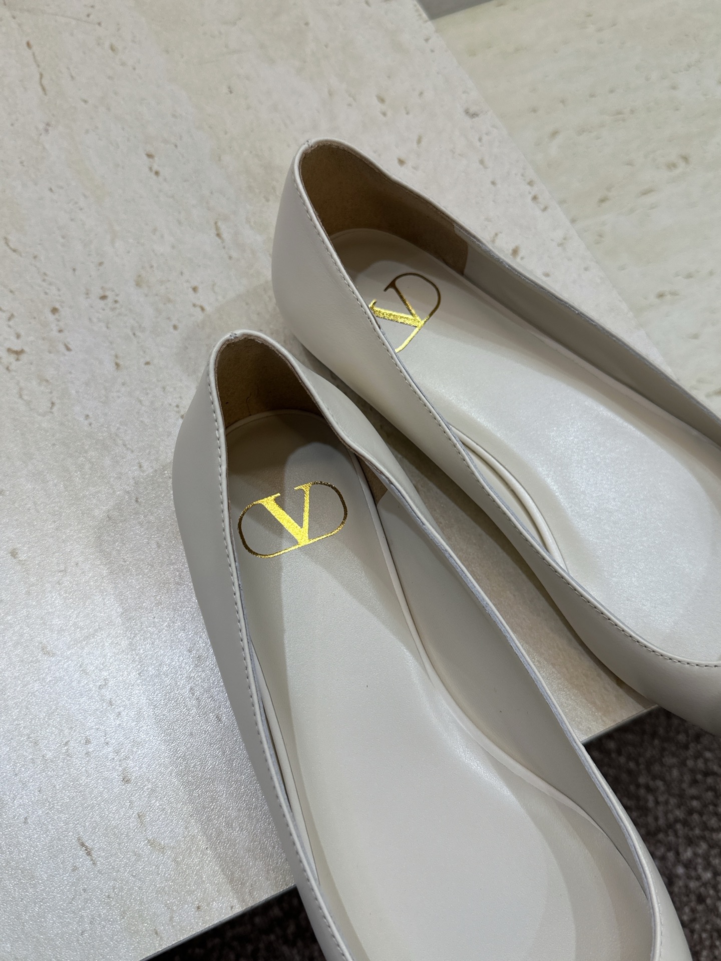 (配全套飞机盒)顶级版 Valentino 春夏经典款时尚气质女鞋 华伦天奴字母logo五金扣平底尖头单