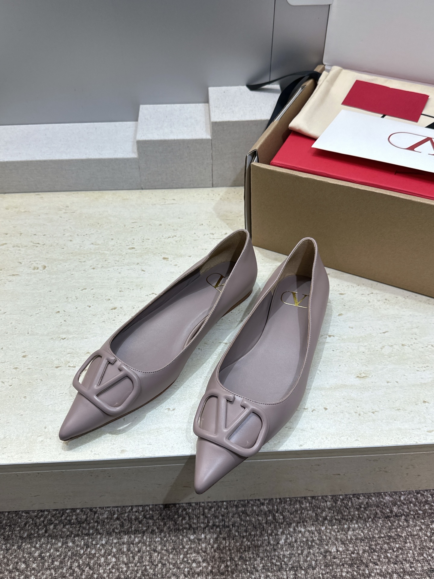(配全套飞机盒)顶级版 Valentino 春夏经典款时尚气质女鞋 华伦天奴字母logo五金扣平底尖头单