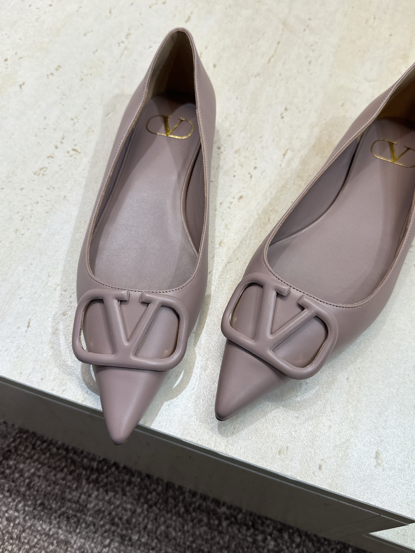 (配全套飞机盒)顶级版 Valentino 春夏经典款时尚气质女鞋 华伦天奴字母logo五金扣平底尖头单