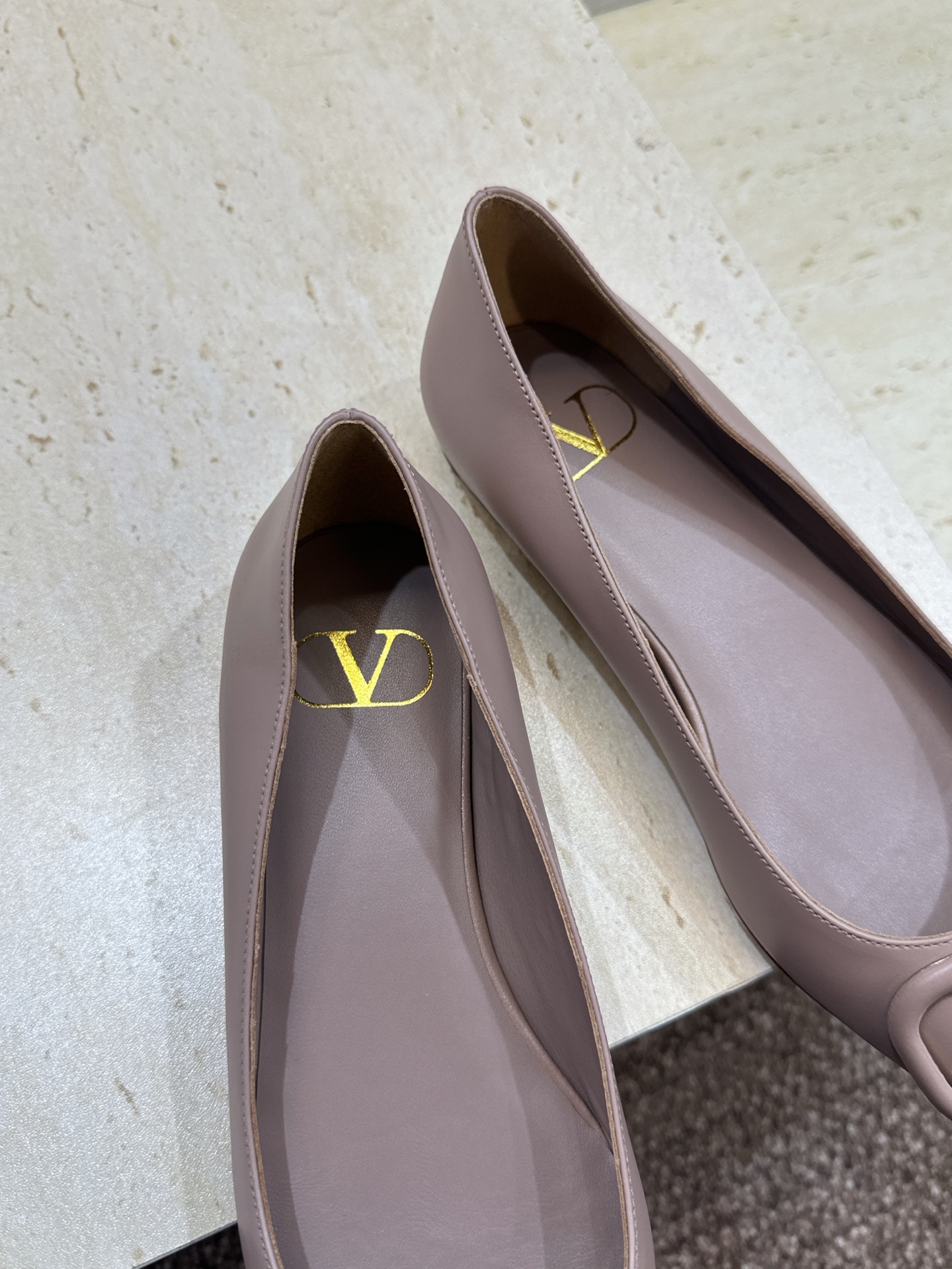 (配全套飞机盒)顶级版 Valentino 春夏经典款时尚气质女鞋 华伦天奴字母logo五金扣平底尖头单