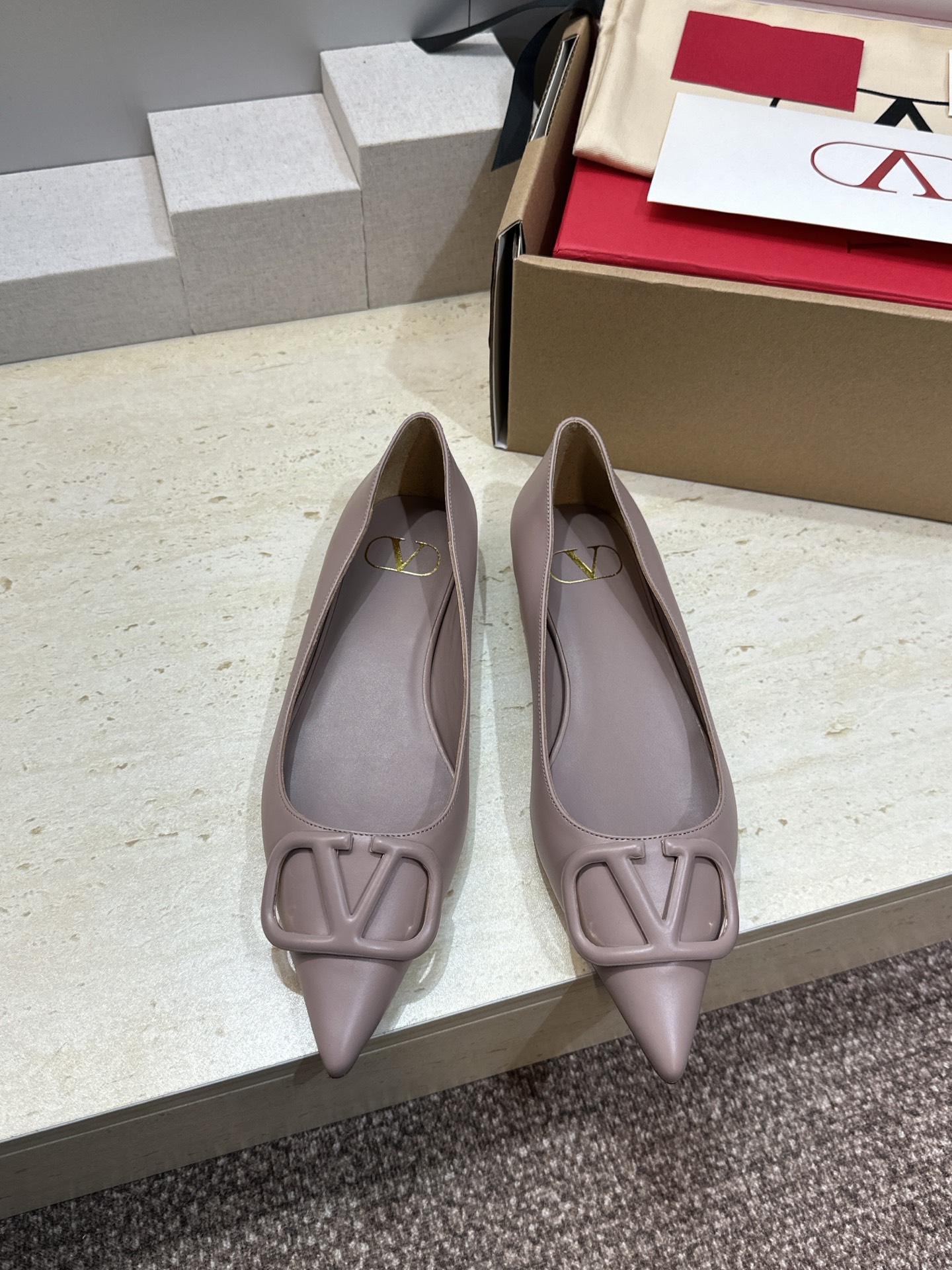 (配全套飞机盒)顶级版 Valentino 春夏经典款时尚气质女鞋 华伦天奴字母logo五金扣平底尖头单