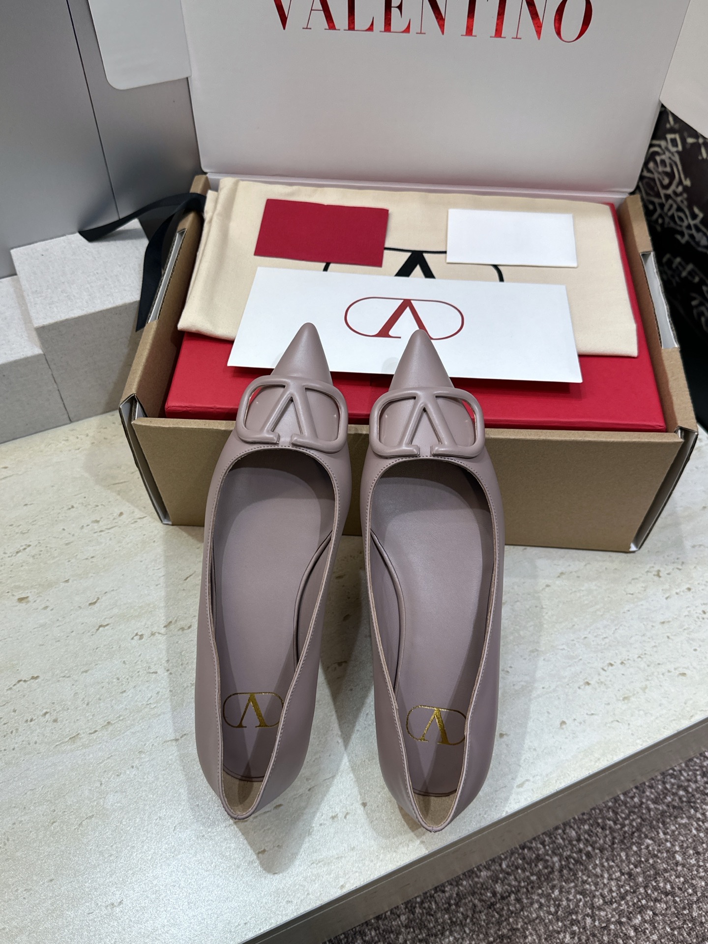 (配全套飞机盒)顶级版 Valentino 春夏经典款时尚气质女鞋 华伦天奴字母logo五金扣平底尖头单